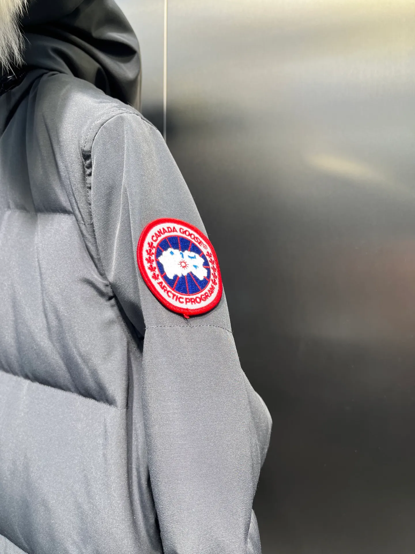 P860 Canada Goose Canada # Expedition04 Parker, a treasure of Canadian origin! Limited supply worldwide! Canada Goose Model 04 is a top-notch couple model, polar cold-proof outdoor series fur collar detachable hooded parka down jacket, the first Goose in 2024. I hope my partners like the top quality, and I hope everyone can evaluate it together! The most popular cool items of the Big Goose family in 2024 are online. The same popular product of Yi Yang Qianxi is said to be a joint limited edition Big Goose that cannot be bought in autumn and winter. If you dislike the sameness of the Big Goose in the past, then this model will definitely give you a different experience! This year's most powerful couple's collection for autumn and winter is online, a top-notch luxurious ready-to-wear style, paired with an outdoor warm down jacket with great style and charm! The most standard and classic items of the Daye family in the past two years are equipped with unique reflective stripes for embellishment, which further shows the high-end fashion performance effect. With the embellishment of hardware buckles, it has excellent performance effect. The upper body is clean, simple and elegant, even for urban leisure. It is suitable for various occasions. Designed with large pockets, this model has a large capacity and is equipped with reflective stripes, making it safer at night. It is suitable for various adventure activities. It is made of windproof and waterproof technical materials. The interior is filled with full white duck down, which is absolutely cold-proof and warm. It also has a stand-up collar design and fine fluff at the collar, with meticulous attention to detail! The charm of this model is also more spiritual, and the upper body has more temperament and specifications. It perfectly shows the ultra-high standard of fashionable performance of this model, integrating outdoor and life, and you can even create high-street wear! The most pinnacle limited-edition goose that we have presented so far, both in terms of design and detailed materials, it is completely outstanding. The grand and evergreen version design is matched with cool reflective elements. The overall appearance can be said to be quite high, and it has that kind of powerful outdoor performance! It combines high-end casual attributes with high-street style. It is high-grade, domineering, warm, and beautiful. The visibility of the upper body is quite strong, and the configuration of the owl element is highly brand-recognizable. It fully complements the overall brand performance and visual effects, and also has the high-end sense of fashion and fashionable performance. It is a must-buy product because it is the most awesome down brand on the planet and one of Canada's three national treasure brands. It is also a sentimental down luxury brand. In the field of polar cold-proof clothing, Goose has made an irreplaceable contribution... Size: xs s m l xl